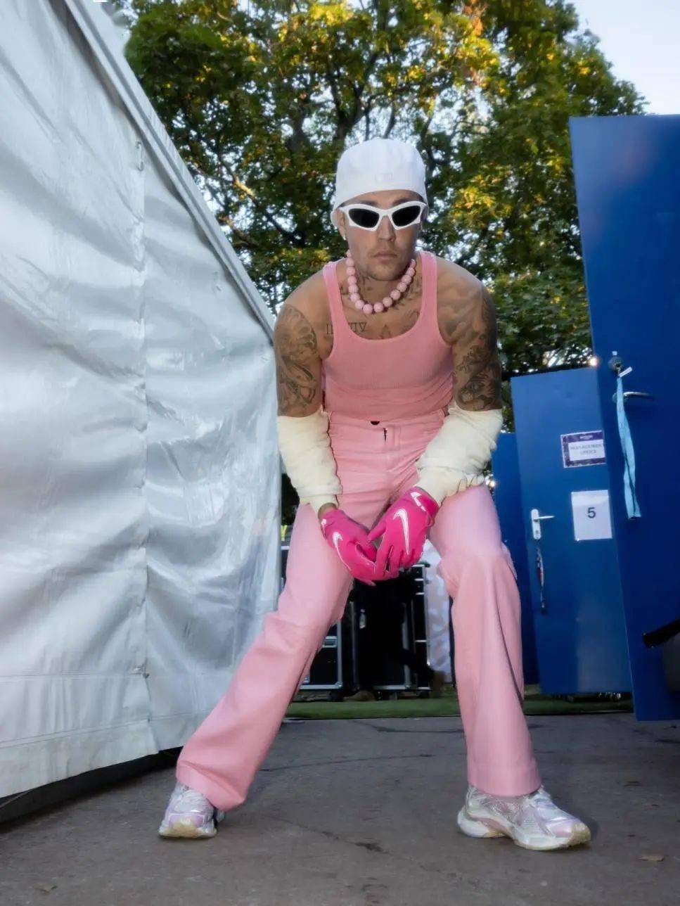 Use pink gloves to make your mens y2k fashion